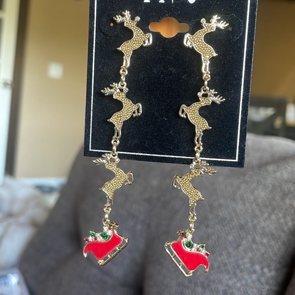 NEW Holiday Lane Created For Macy’s Reindeer 🦌and Sleigh 🛷 Dangling Earrings - Picture 2 of 5